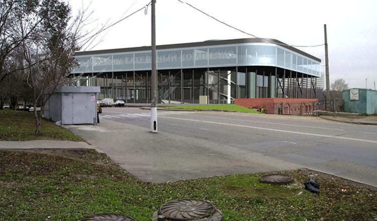Shopping and entertainment center above the existing car park